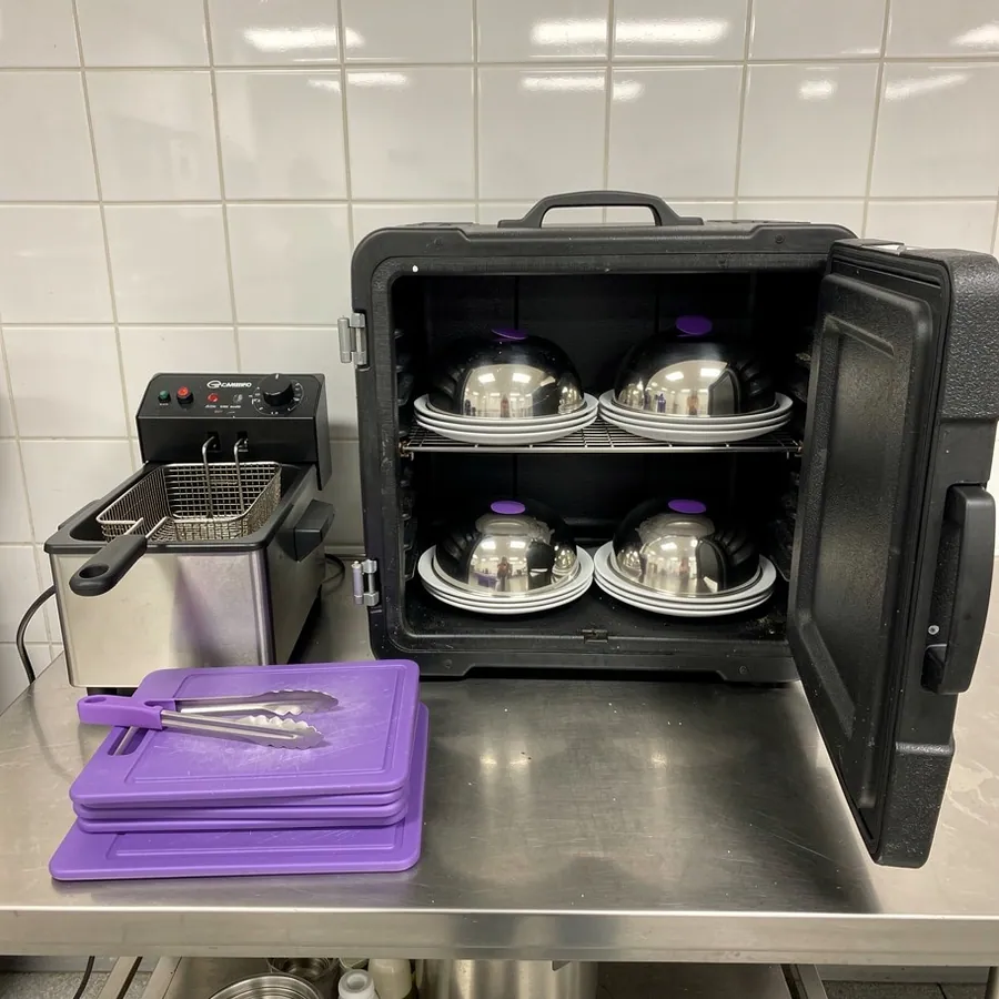 Covered celiac plates in insulated carrier