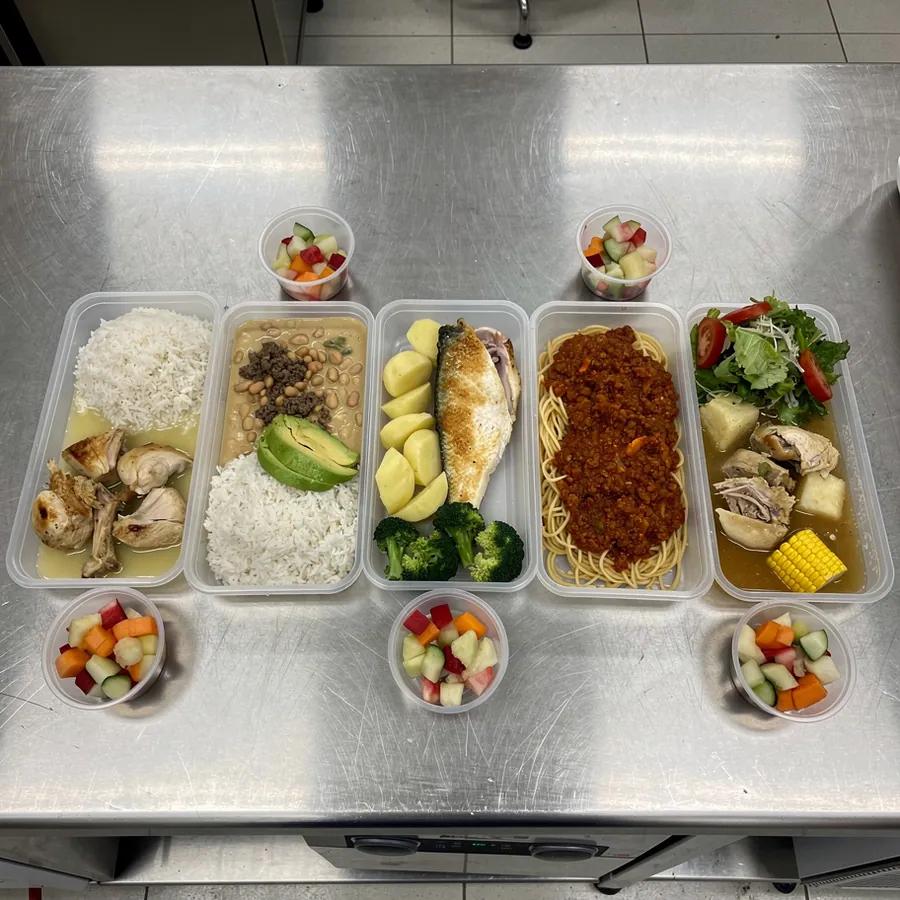 Five portioned weekday lunch trays, cycle menu
